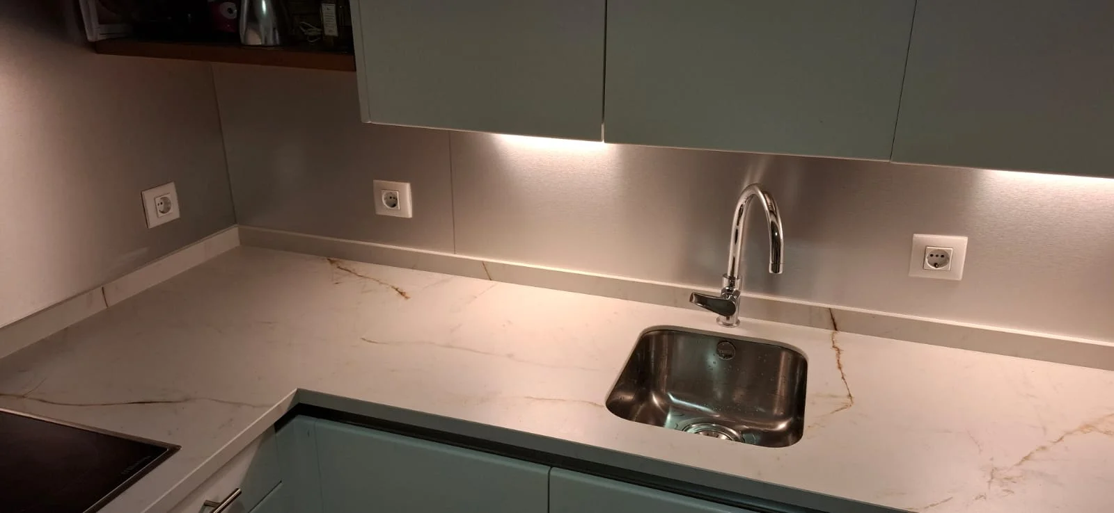 Cocina moderna con azulejo dorado