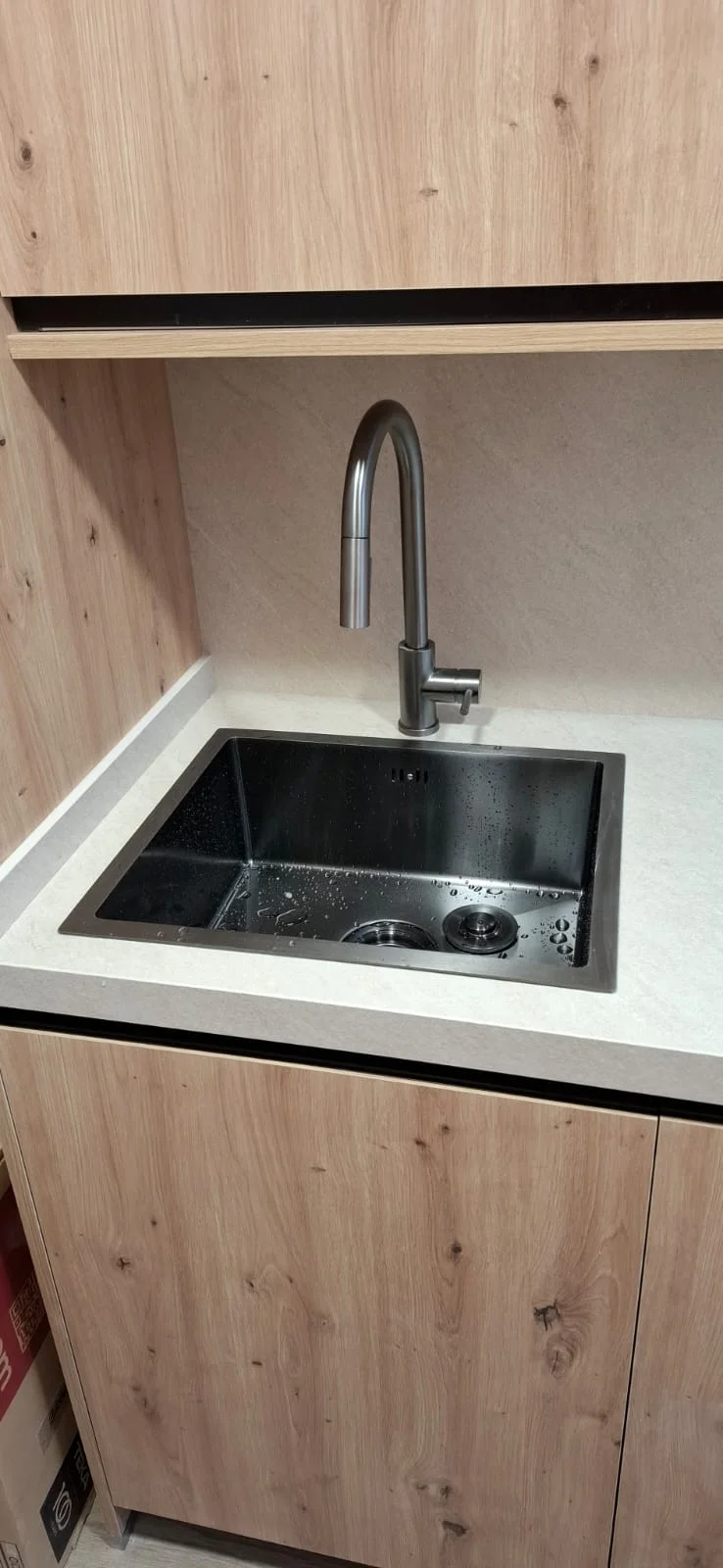 Cocina roble con fregadero negro