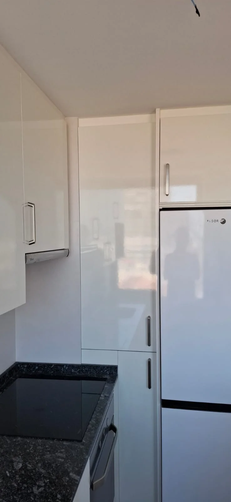 Detalle columna cocina blanca