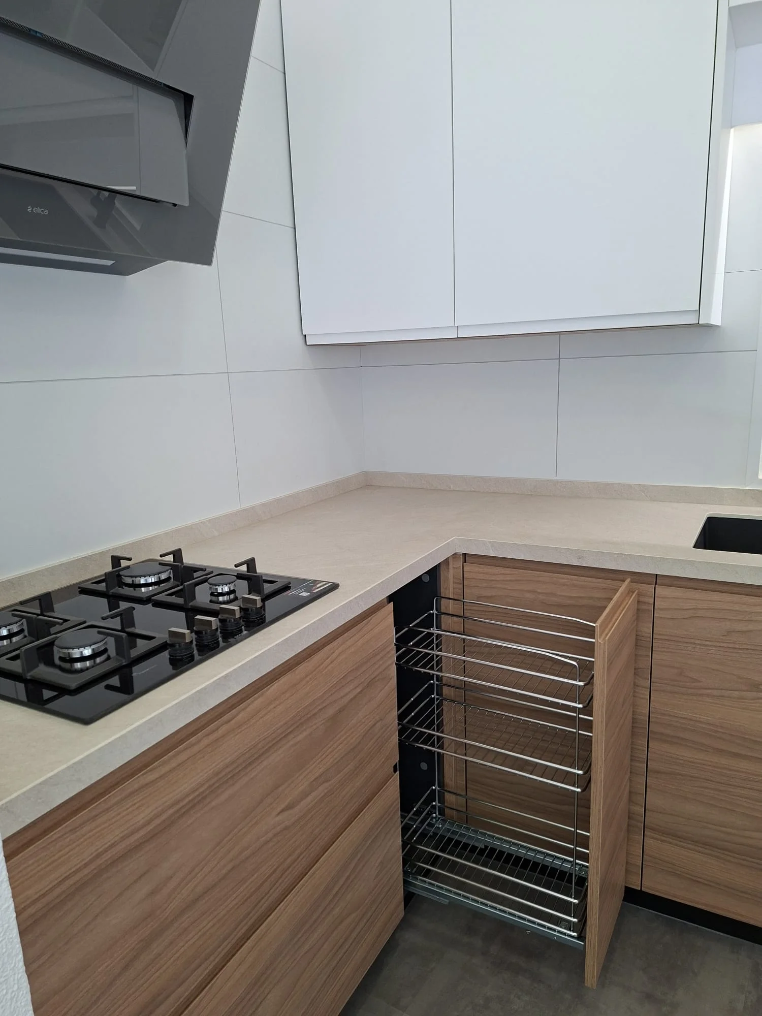 Cocina madera nogal y blanca