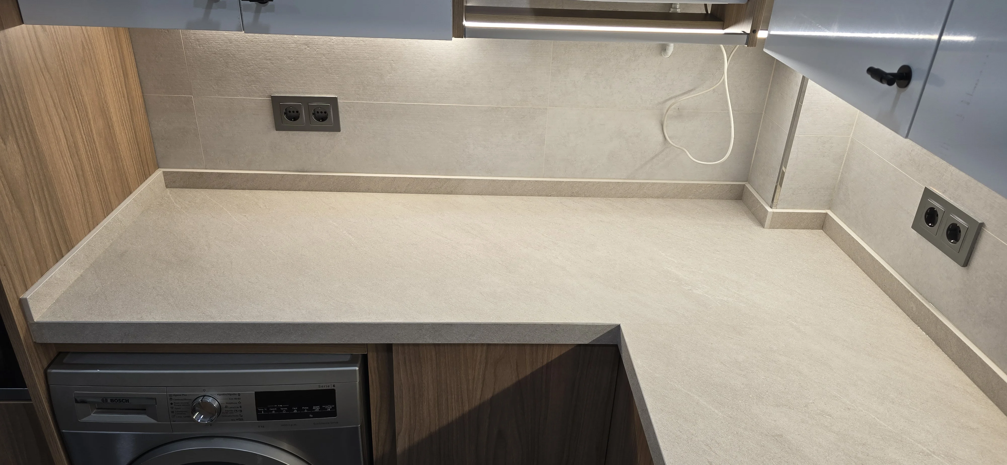 Cocina gris azulado moderna